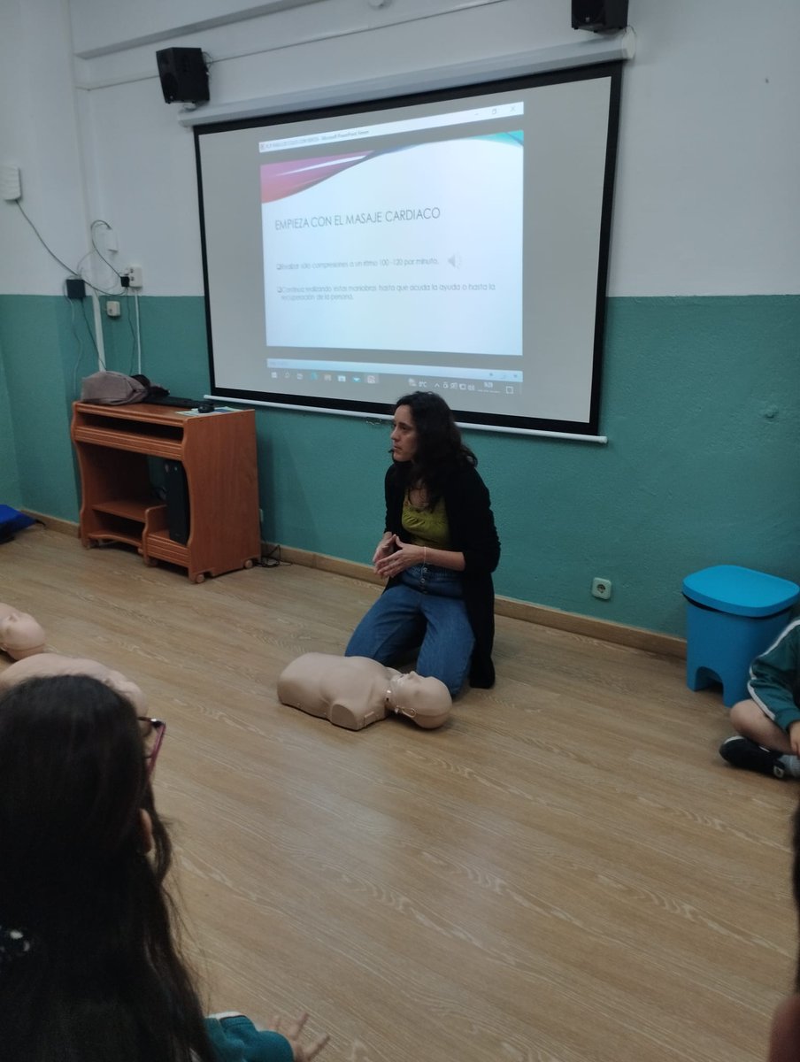 AmpaColeAlcala's tweet photo. Hoy hemos impartido un cursillo de RCP básico entre los alumnos de 5 y 6 de primaria, gracias a la colaboración del Colegio Alcalá y Protección Civil de Villaviciosa de Odón. https://t.co/nwk43PBHF2