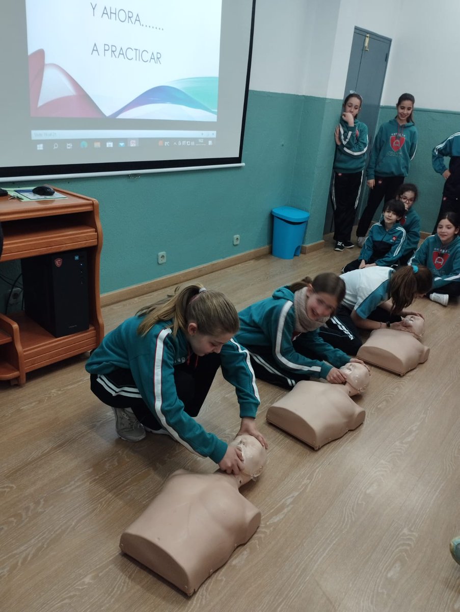 AmpaColeAlcala's tweet photo. Hoy hemos impartido un cursillo de RCP básico entre los alumnos de 5 y 6 de primaria, gracias a la colaboración del Colegio Alcalá y Protección Civil de Villaviciosa de Odón. https://t.co/nwk43PBHF2