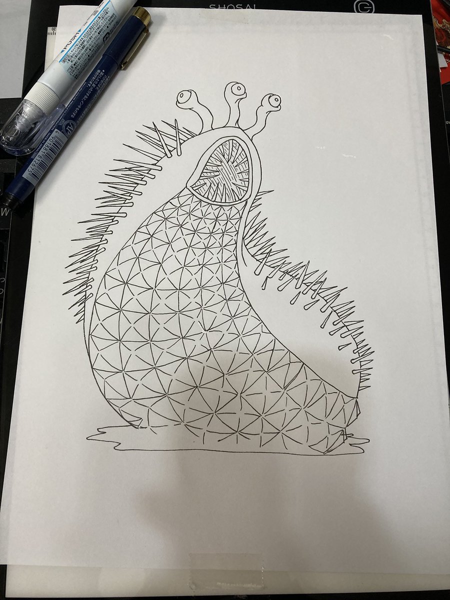 デザイン決める→線を整理したラフ描く→ペン入れ→影とか付けるみたいな流れで描いているんですがアナログ下手すぎて発狂しそうになる 