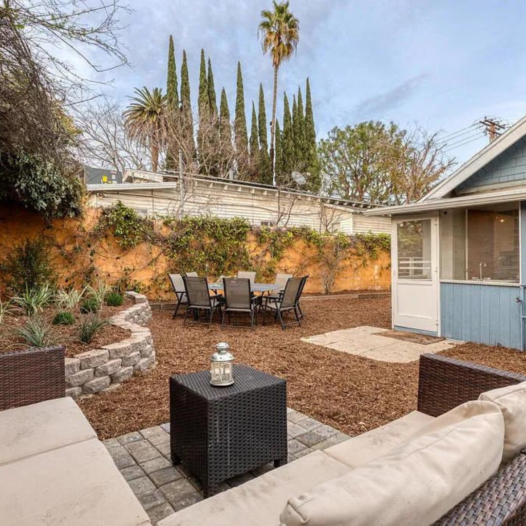 🏠 This charming 3-bedroom bungalow is in the heart of downtown Sierra Madre. 

#SierraMadre #BungalowLiving #FirstTimeBuyer #NewlyPainted #UpgradedFeatures #MountainViews #FencedYard #PublicTransportation #ShoppingDistrict #HomeSweetHome