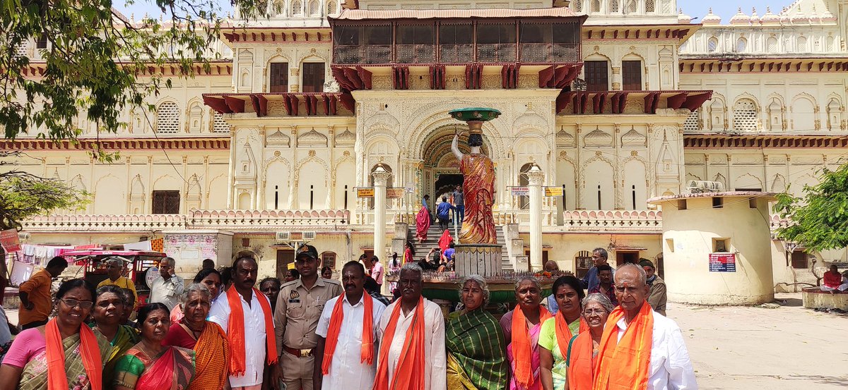 Avudayappan's tweet photo. அயோத்தியில் காவல்துறை கண்காணிப்பாளர் SP தமிழர் திரு. முனிராஜ் அவர்கள் Escart திரு. பங்கஜ் ப்ரதீப் அவர்களை உதவிக்கு அனுப்பி ஸ்ரீ ராமர் கோவில் மற்றும்  கோவில்களில் உடனடியாக சிரமமின்றி தரிசனம் செய்வதற்கு பேருதவி செய்தார். அவருக்கு எங்கள் குழு சார்பாக நன்றியை  தெரிவித்துக் கொள்கிறோம் https://t.co/xVKEi7Xf53
