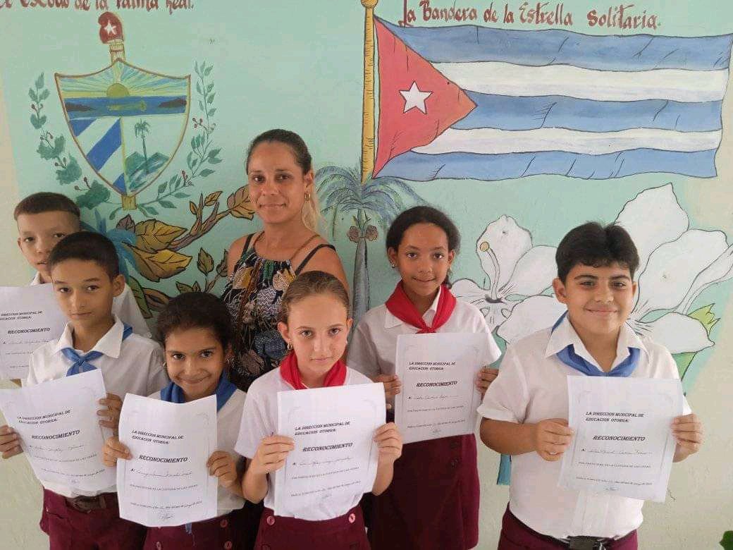 UJCFomento's tweet photo. Reconocidos pioneros de la institución educativa Miguel Ruiz Rodríguez por su participación en la custodia de las urnas en las Elecciones Nacionales. 
#CubaGanó
#SanctiSpíritusEnMarcha https://t.co/JM9yZWiVtU