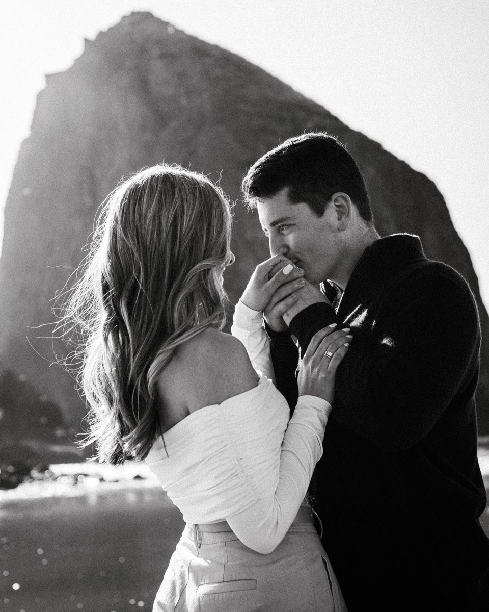 AzurWeddings's tweet image. Brent + Kadriye💍🔥

Cannon Beach, Oregon #HaystackRock