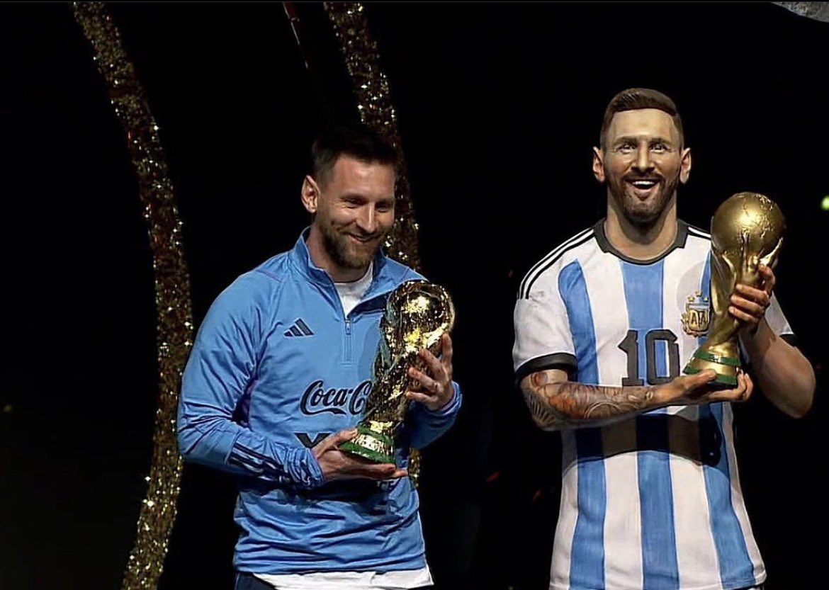 Messimaniacas's tweet photo. Tremendo! La Conmebol le hizo una estatua tamaño real a Messi. 
Ya lo dijo Leo, los homenajes se hacen en vida, qué merecido lo tiene 🥹 https://t.co/igXI9m7VN8