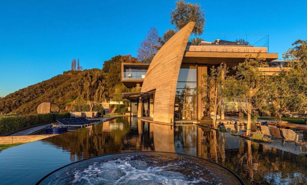 PottsJustin's tweet photo. That house from Succession was last bought for $86M by a 26-year-old Thiel Fellow https://t.co/nVA3FZMPPw