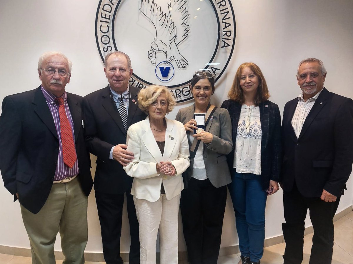 La directora de nuestro Instituto de Virología, Karina Trono, se convirtió en la primera mujer en ser reconocida con el premio Sociedad de Medicina Veterinaria a la Trayectoria por liderar el equipo que desarrolló una cepa vacunal contra el virus de la #LeucosisBovina.