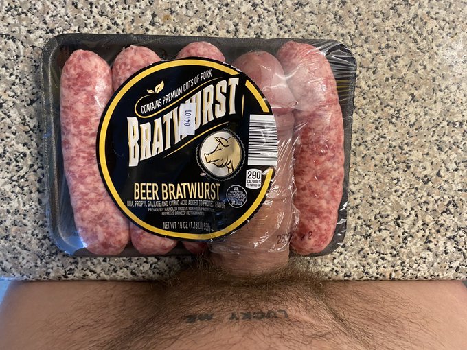 Bratwurst anyone? 👨🏻‍🍳😈😜 #hung #bigdick #hugecock https://t.co/mEomT7PvbO