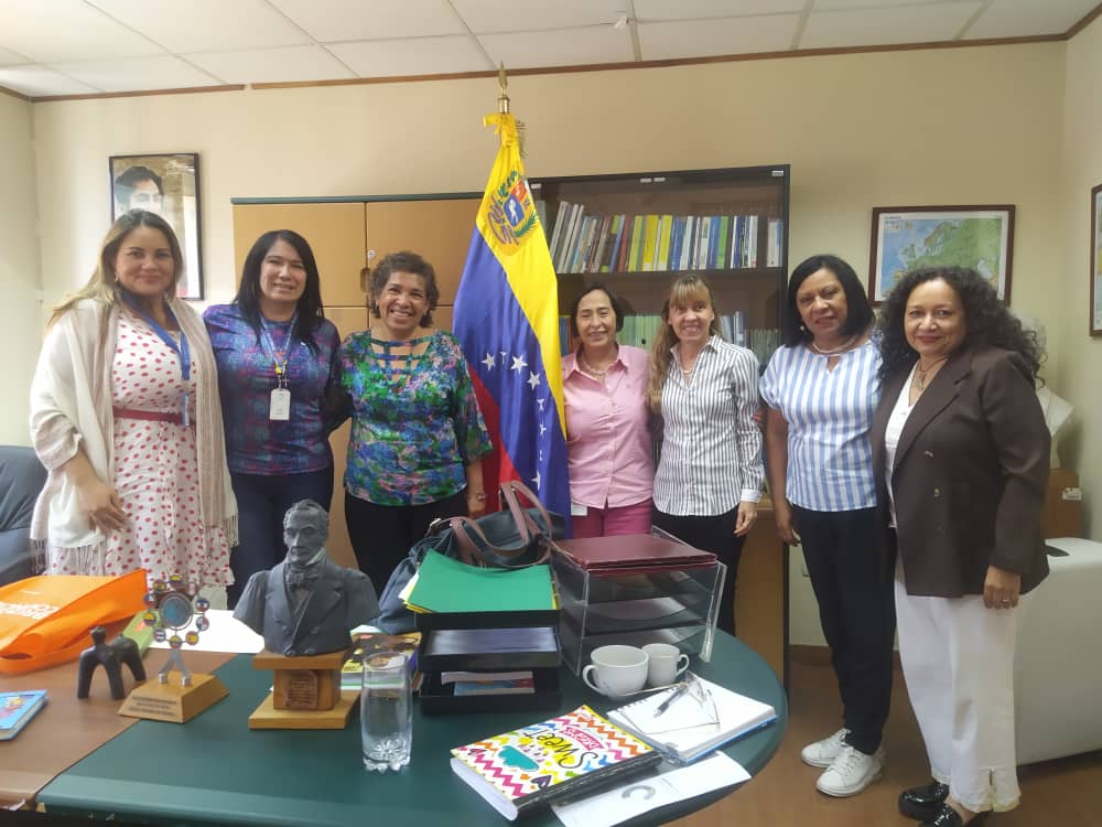 NorisSotoF's tweet photo. Hoy estuve reunida con la D.G de Asuntos Internacionales del @MPPEDUCACION para revisar alianzas y elementos que nos permitan Avanzar en la implementación del Enfasis Curricular Cultura e Idiomas para una Ciudadanía Mundial Multicéntrica y Pluripolar
@NicolasMaduro
@_LaAvanzadora https://t.co/0UxyAq6mUo