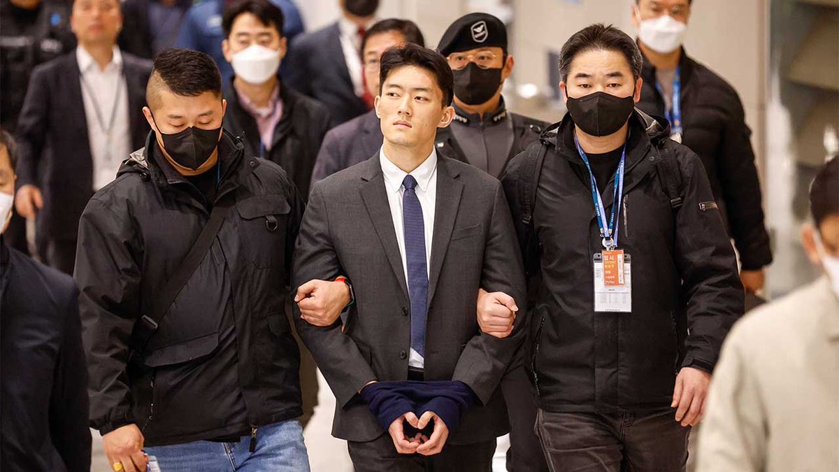 Chun Woo-won, grandson of former Korean dictator Chun Doo-hwan, returned to Korea this morning to apologise to the victims and bereaved families of the Gwangju massacre under his grandfather in 1980.

He was immediately arrested upon landing in Incheon on suspicion of drug use.