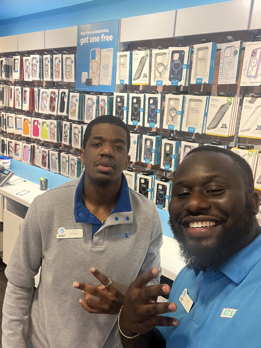 MrKenfromATT's tweet photo. @BrandonScant004 & @DonovanBowman97 helped 4 families switch over to the most reliable internet..FIBERRRR π₯π₯π₯ #teamshoppes #FiberParty #whogotnext @TheRoemelleMack @Julio_Cintron14 @DomDavis_ https://t.co/1SMUNwFM1X