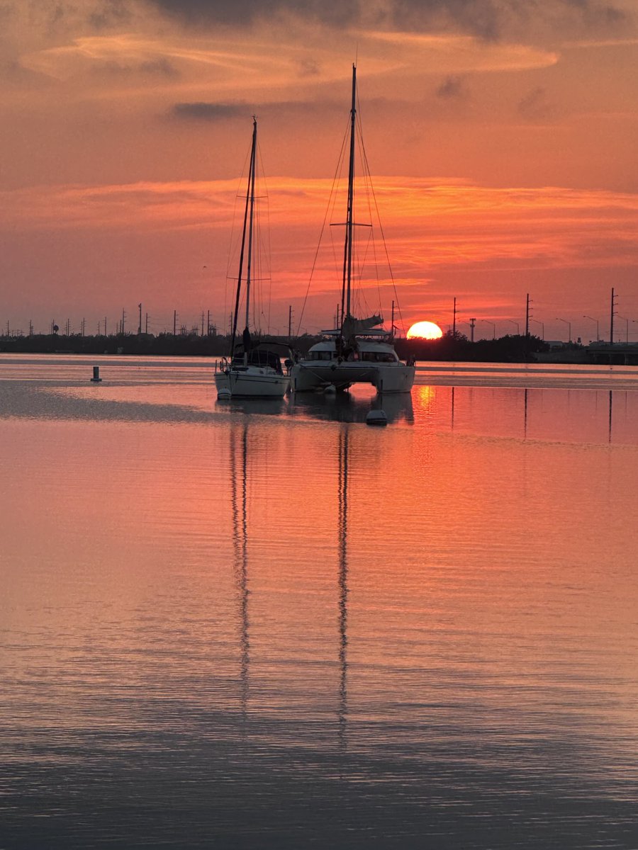 Jbizzle54life (@jbizzle54life67) on Twitter photo <a href="/NWSKeyWest/">NWS Key West</a> two lovers sharing a KW sunset! #keywest #bocachica #floridakeys #greenflash <a href="/NWSKeyWest/">NWS Key West</a> two lovers sharing a KW sunset! #keywest #bocachica #floridakeys #greenflash