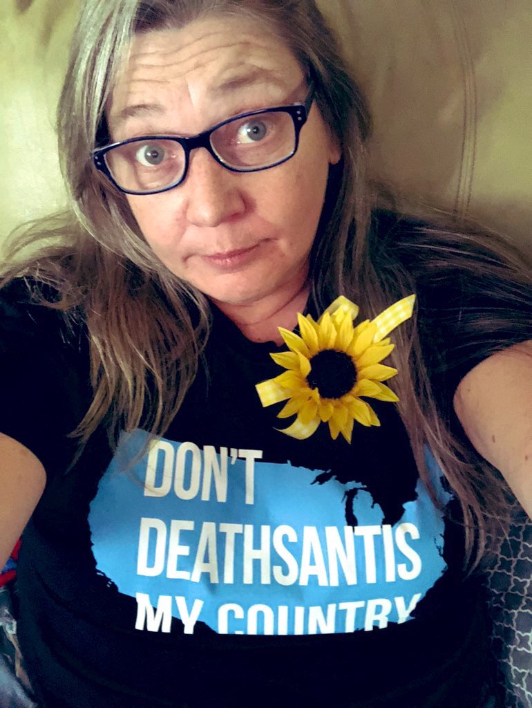 AndreaTwitmo's tweet photo. @AaronParnas That effin guy… grrrrrr #DontDeathSantisMyCountry #FightFascism #RemoveRon #THEwRONgSTUFF https://t.co/Xd1o6Ah1EF