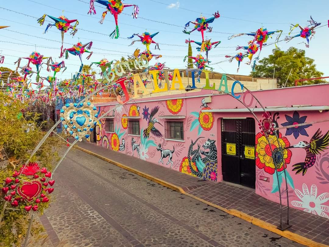 SecturOaxaca's tweet photo. además de ser una zona con una excelente oferta gastronómica.
¡Visita #Oaxaca y conoce toda la grandeza cultural y mágica que tenemos para ti!
(3/3)
#OaxacaTravel
#TierraOrgullosaDeSusRaíces
#BarrioDeJalatlaco
#OaxacaMéxico
#TTCDMX https://t.co/hyTB2AQZH3
