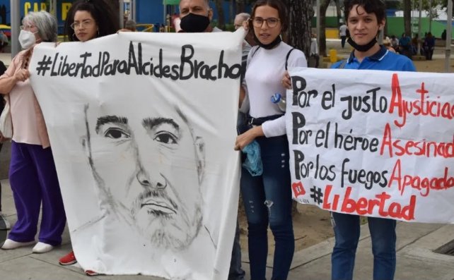 LibertadLuchSoc's tweet photo. En las experticias forenses de teléfonos de 3 #LuchadoresSociales, solo se revelan la preocupación por la detención arbitraria de Alcides Bracho. Con esto se pretende penalizar y criminalizar la solidaridad humana #LiberenALosLuchadores #SonIncentes #LibertadPlena https://t.co/VuCuy5D0Tw