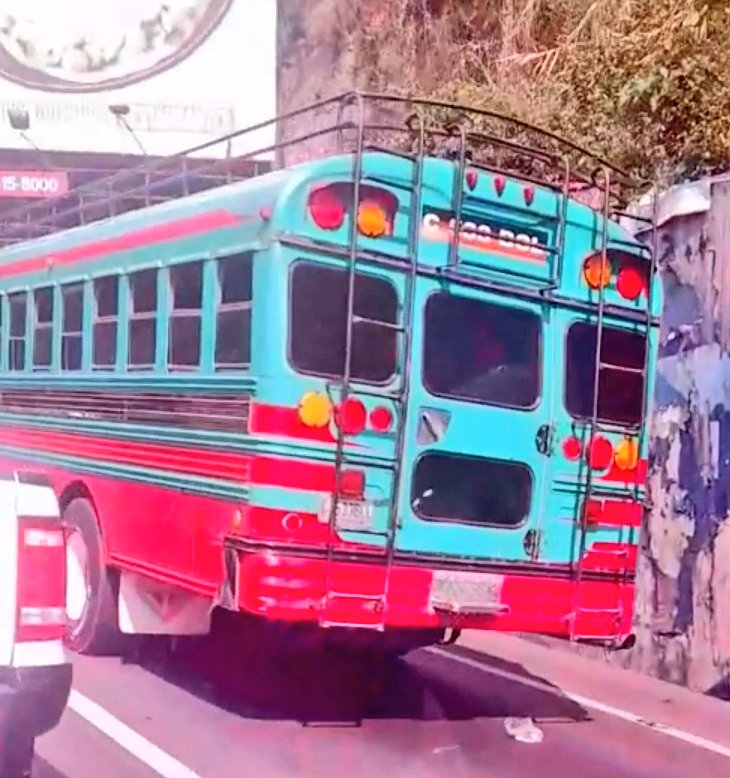 vichoguate's tweet photo. Hombre de 41 años acosaba y grababa con su teléfono a una mujer de 24 años dentro de un autobús, en Km. 10 de Carretera a El Salvador. 

Ella le reclamó. El portaba un arma y le disparó.  

Fue detenido. Aparentemente está ebrio. Tiene licencia de portación.

Información: PNC. https://t.co/FrpsFsAtfC