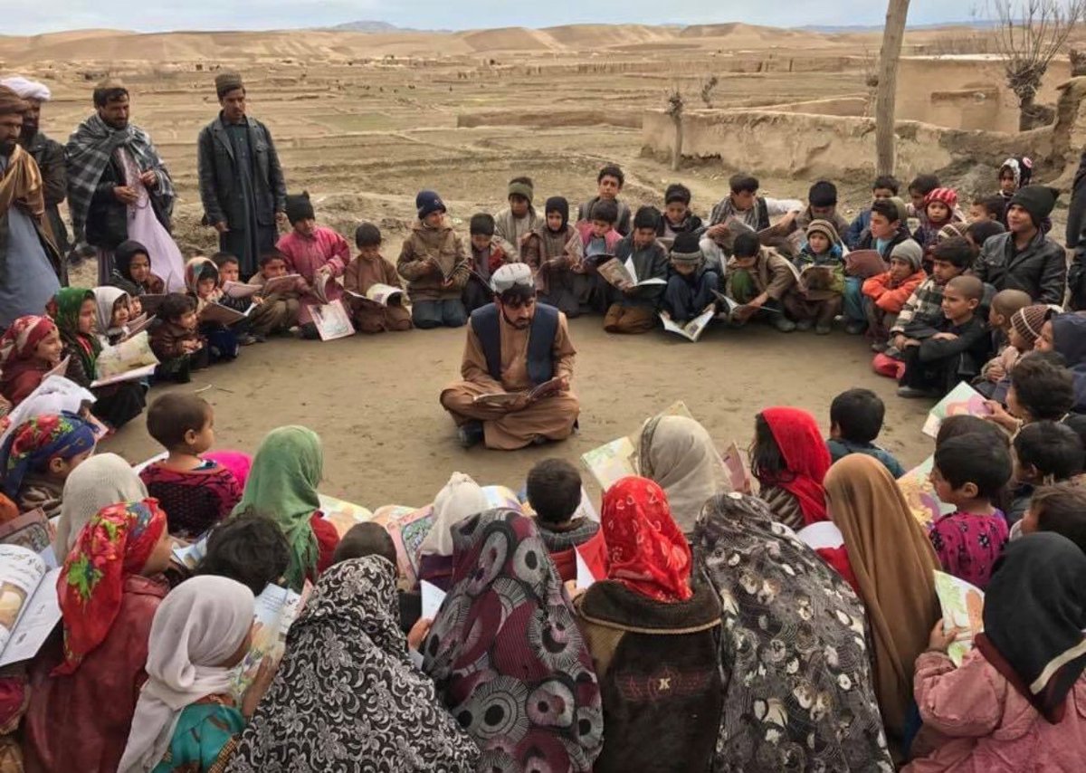 FahimFetrat's tweet photo. معلمی شغل پیامبر خداست! واقعاً این مرد چه شغل مقدسی داشته و به چه جرم با افتخاری زندانی شده‌است. راست گفته‌اند، گنج‌‌ها در ویرانه اند. دانش ستیزان قرن، نمی‌گذارند در میان کشت‌زار خار، حتا یک گل هم بروید. https://t.co/EnHs0CO8nD