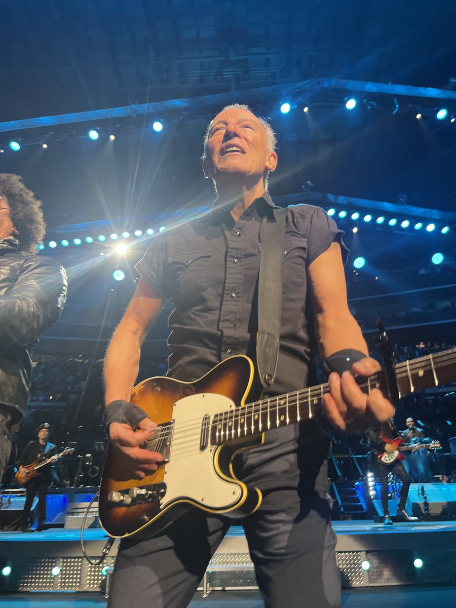 lyric_podcast's tweet photo. Ghosts! #springsteen #springsteenDC https://t.co/MVFhngOysL