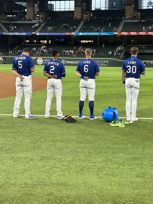 FsQ95lJWAAA3JTD?format=jpg&name=small