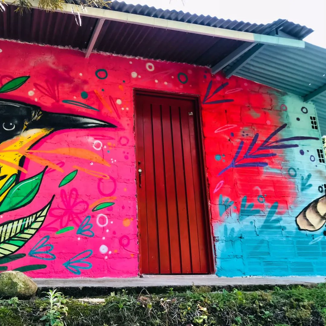 La esencia del Huila se puede apreciar en este mural del CARRIQUI Y EL BARRANQUERO, donde el café y la naturaleza son los protagonistas.
🔆

#MuralHuila

#CaféHuila

#AvesHuila

#NaturalezaHuila

#CulturaCafetera

#ArteMural

#StreetArtColombia

#BiodiversidadHuila

#Turismo
