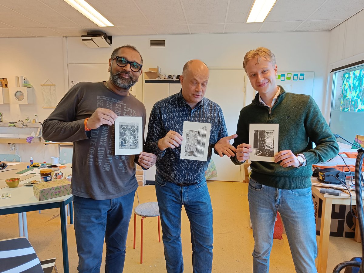 Ons burgerlid @mennovandiest was zaterdag bij een workshop georganiseerd door CmK HW. Leuk om te zien dat ook @PvdAHW aanwezig was. 

Tijdens het maken van iets creatiefs werden de heren bijgepraat over cultuur in de Hoeksche Waard. 

#cultuur #hoekschewaard