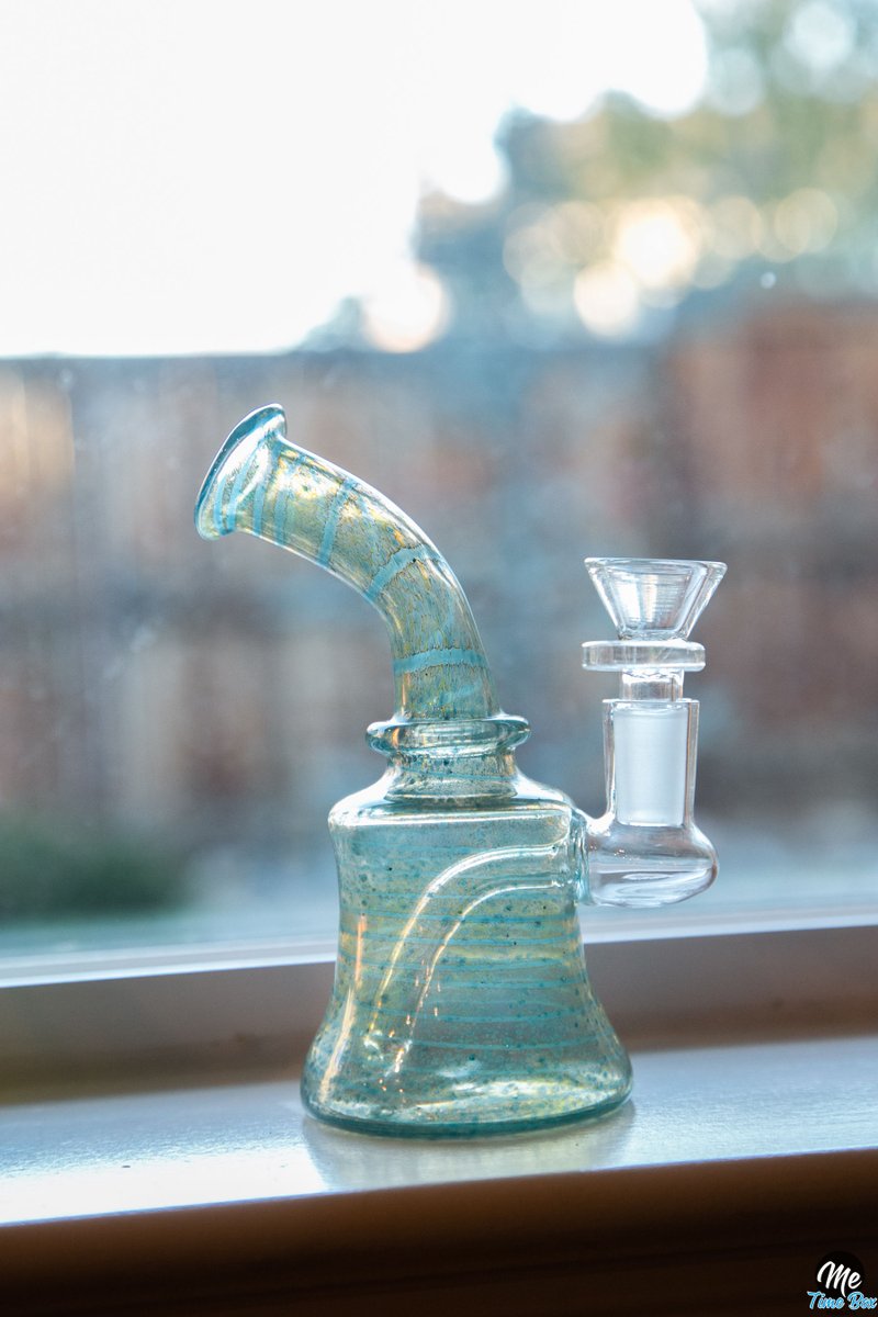 Looking like it's calling you outside to smoke something. 🙈 😅

How often do you use bongs? 😎

#smokingessentials #glassbong #smokingtproducts #smokingtools #stonertools #stonerlife