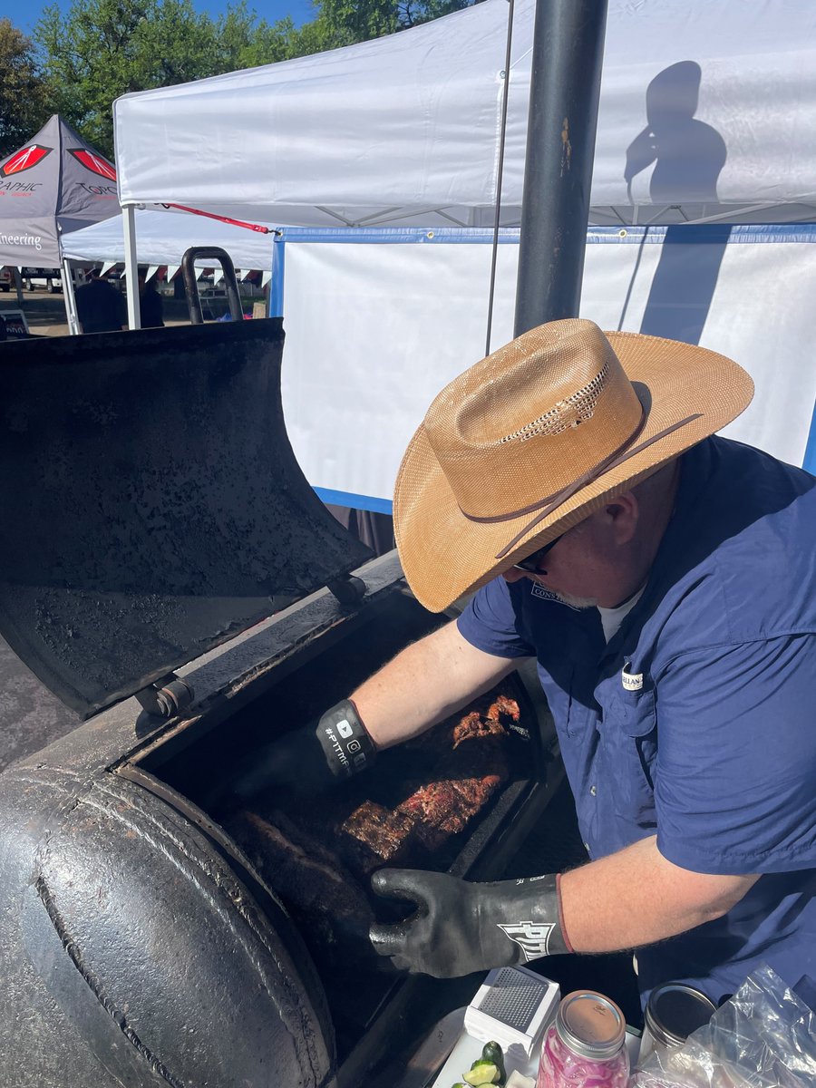 Cooper_Builds's tweet photo. Our Dallas office had a great weekend cooking up some pork tenderloin and baby back ribs for the Big Texas BBQ! We loved being a part of this incredible event that The Touchdown Club of Dallas organized that benefits Ashford Rise School of Dallas!

#cooperconstructionco https://t.co/Ia1c8wBgO5