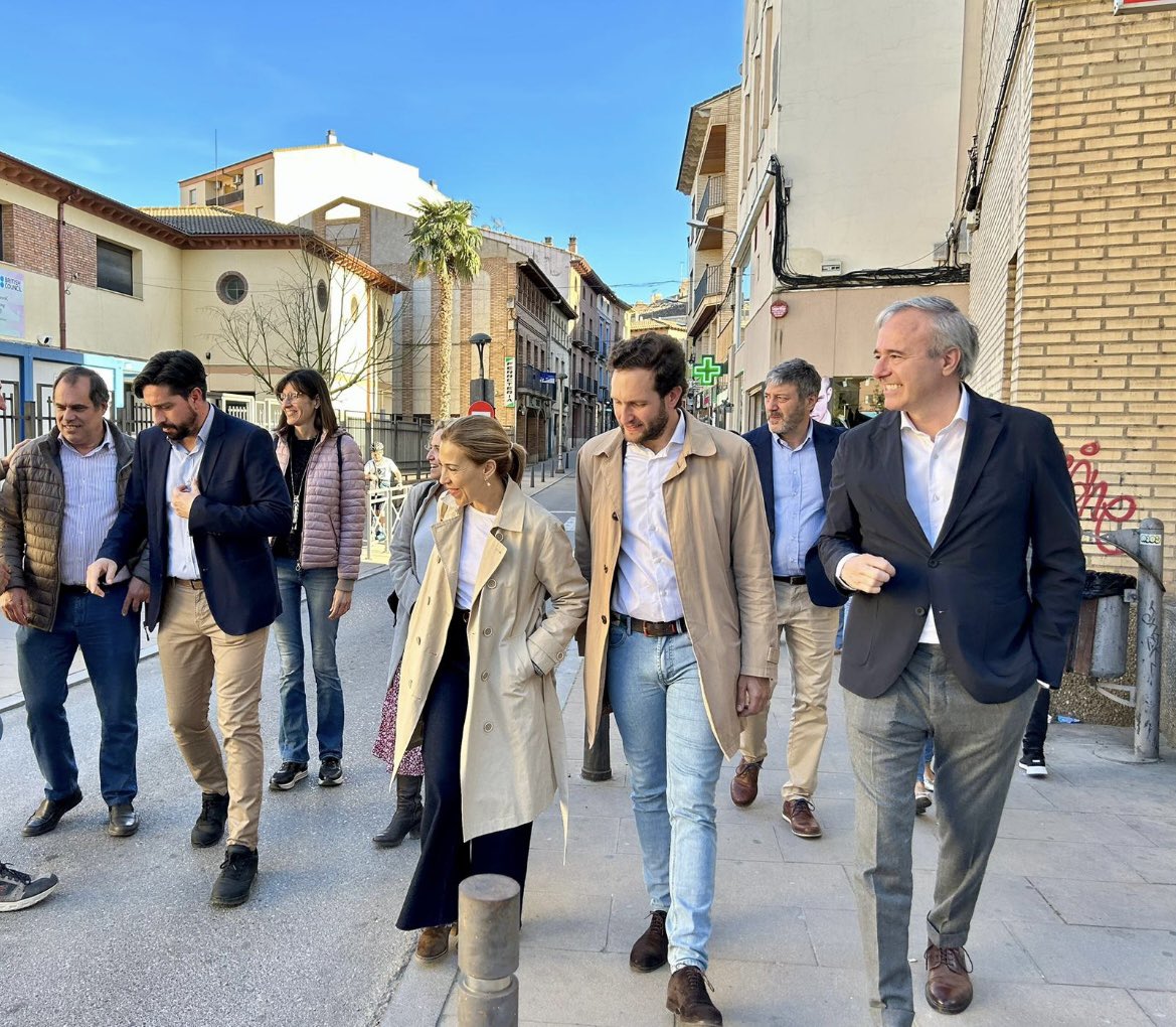 pp_huesca's tweet photo. 💙 @IsaacClaver ha consolidado el modelo del @ppopular en #Monzón. 

Como dice @jorgeazcon “¡ES UN ALCALDAZO!”.

😍 Juventud, experiencia, esfuerzo y sobre todo, ilusión por #Monzón. Las señas de identidad que harán que siga haciendo de su ciudad un lugar mejor.

¡A por todas! https://t.co/X2R1q7EIFv