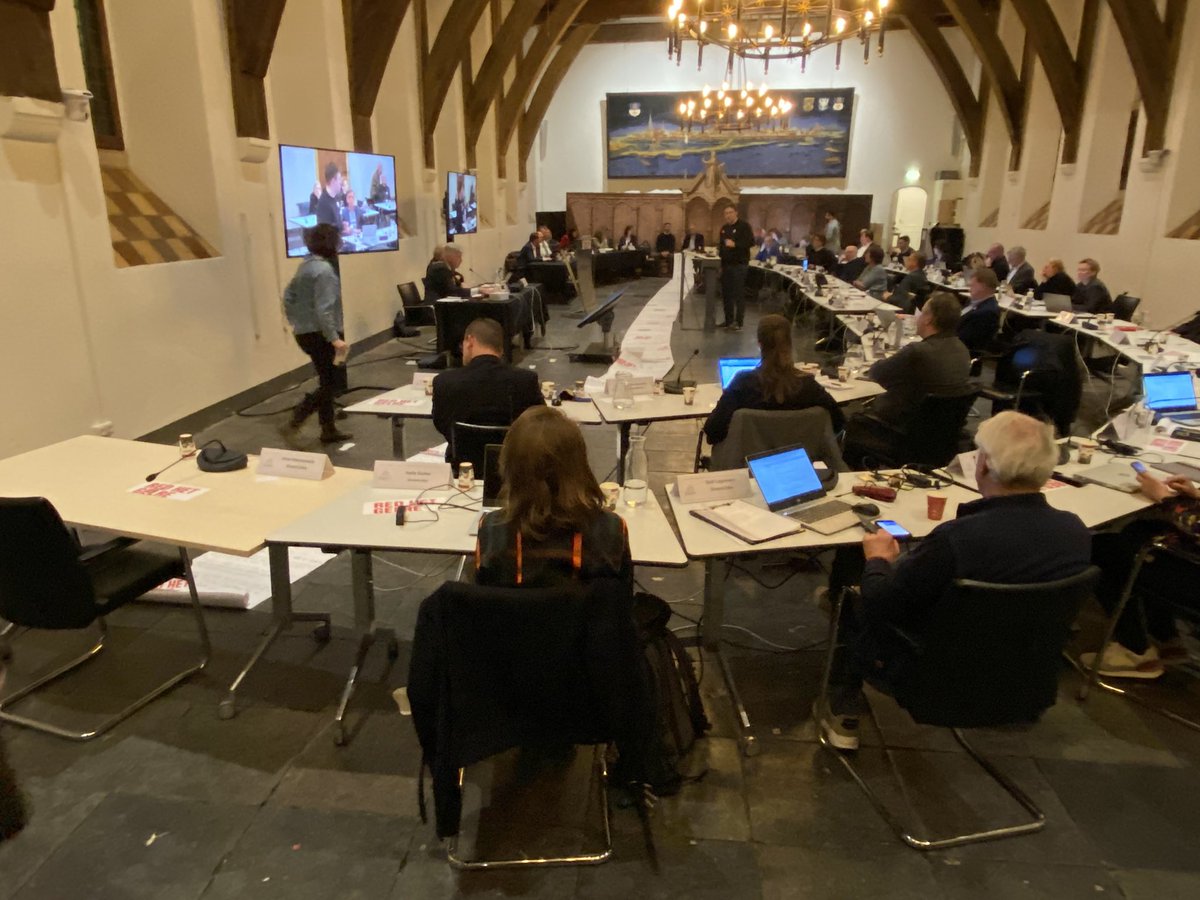 De Zutphense #SP spreekt over wat personeel en patient de afgelopen periode is aangedaan en rolt ter illustratie een vele meterslange rol uit over de Raadsvloer met persoonlijke verhalen van personeel en patienten #redhetgelre