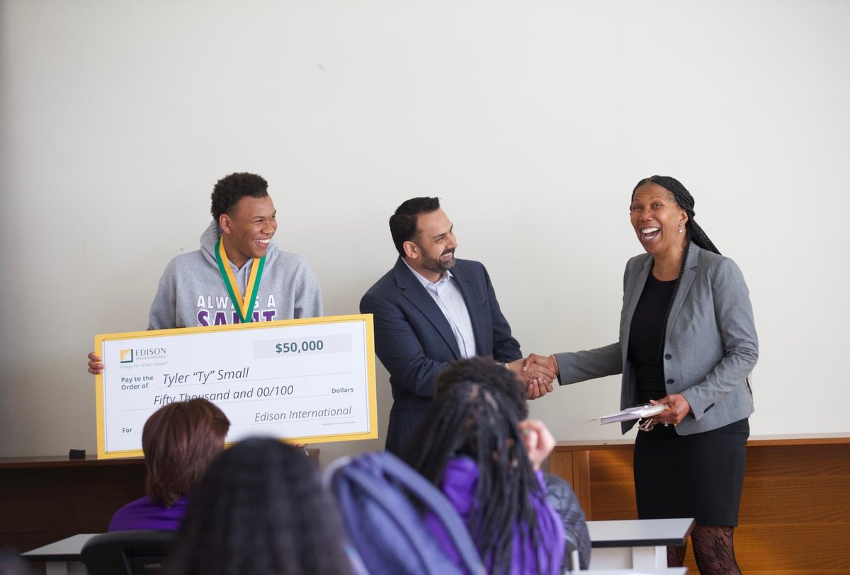 StAnthonySAINTS's tweet photo. Senior, Tyler Small &amp; his mother were surprised by SoCal Edison today &amp; presented with a $50,000 college scholarship. Tyler mentioned whatever college he chooses, it will be an HBCU &amp; he would like to major in Psychology and Neuroscience. Congratulations Tyler! 💜 #edisonscholars https://t.co/x9M5Au6qGe