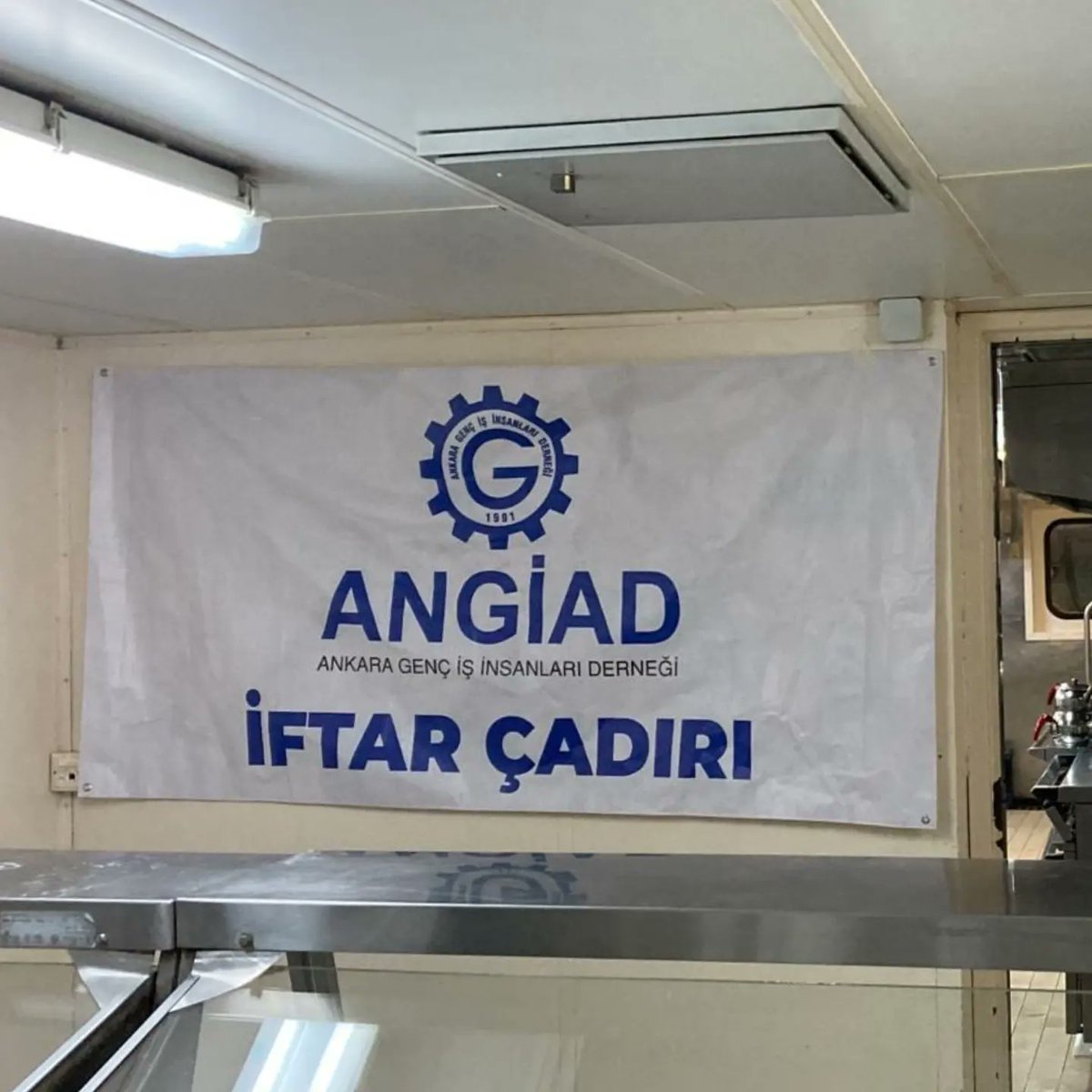 Deprem bölgesinde yaraların sarılması adına çalışmalarını titizlikle sürdüren ANGİAD, Kahramanmaraş'ın ardından Hatay ve İskenderun'da da depremzede vatandaşlarımız için 1000 kişilik iftar yemeği verdi. İftar yemeğine Yönetim Kurulu Üyelerimiz <a href="/ArdaYurtsever/">H.Arda YURTSEVER</a> ile Cevdet AĞAÇLI da+