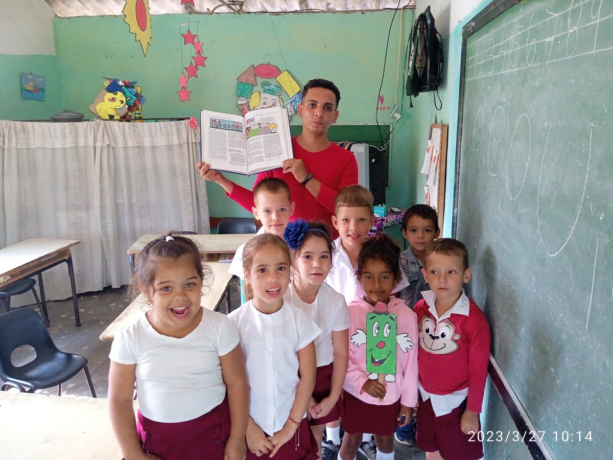 Los niños de preescolar disfrutando del cuento Ahorrito con títeres. Patrulla Clic @ujcsantodomingo <a href="/dmesantodomingo/">DME Santo Domingo</a>