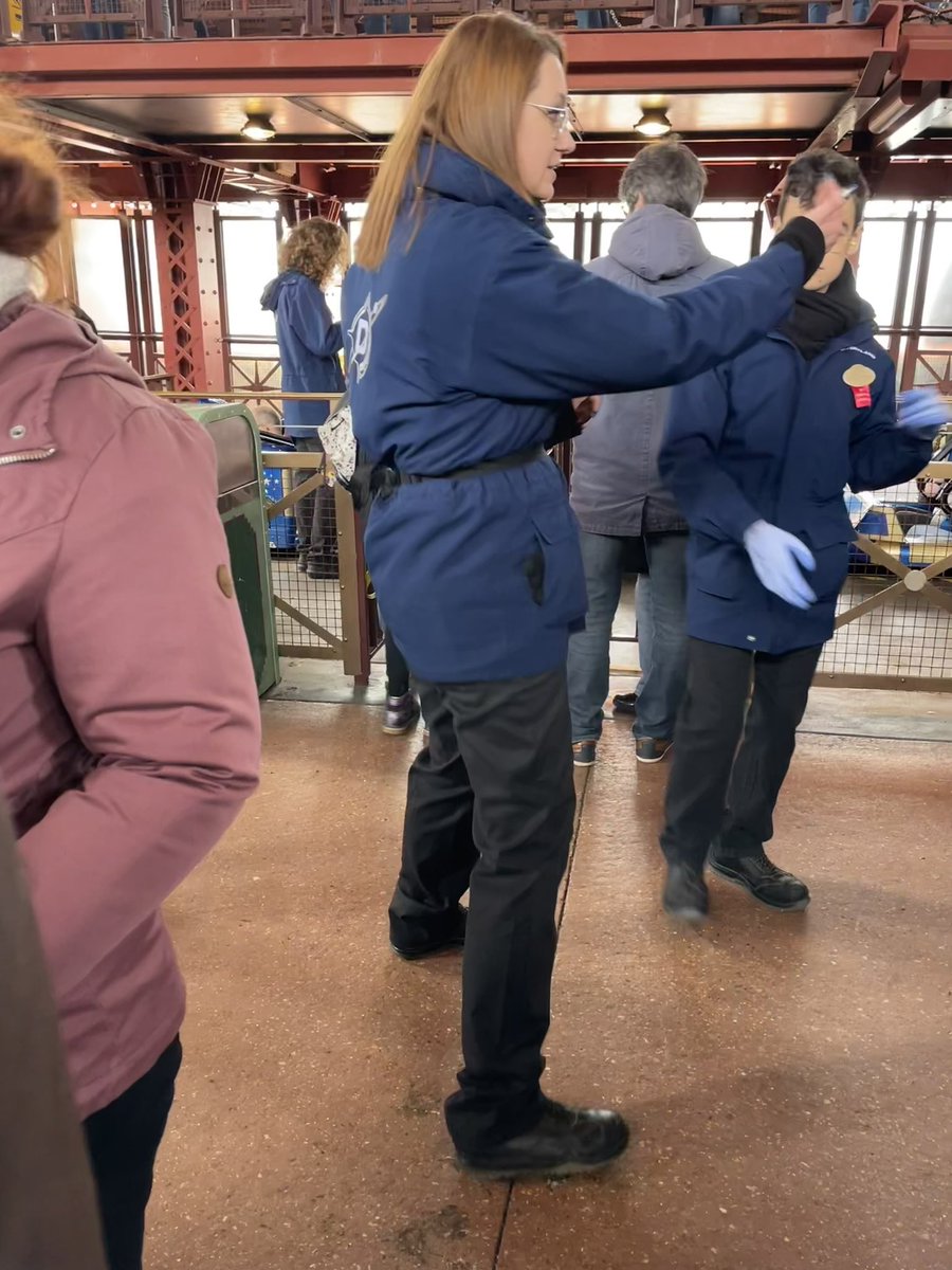 Cocoxinelle's tweet photo. Une Cast Member qui parle comme un chien au client chez Space Mountain @DisneylandParis et qui leur crie dessus, juste parce qu’on s’est placé gentiment à un rang avant qu’elle@nous le dise mais il n’y avait personne à ce moment là pour nous guider. Un vrai manque de respect ! https://t.co/EVEpk8FSeK