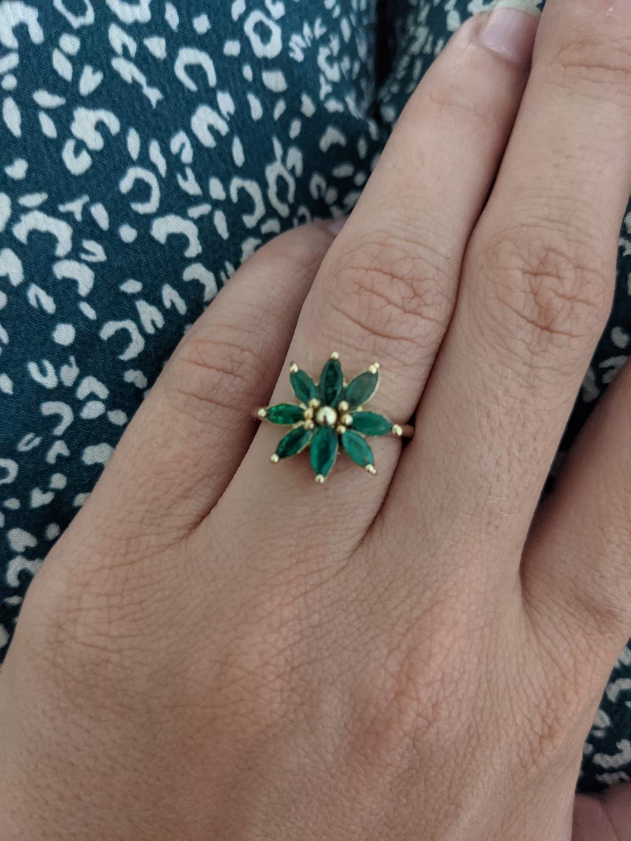 ReadySteadyFlow's tweet photo. Gezocht: gouden ring met bloem van groene smaragden, verloren in Rotterdam Noord / Blijdorp / Oude Noorden. Heeft veel emotionele waarde, de eerlijke vinder wordt beloond. https://t.co/4GutCA3rDs
