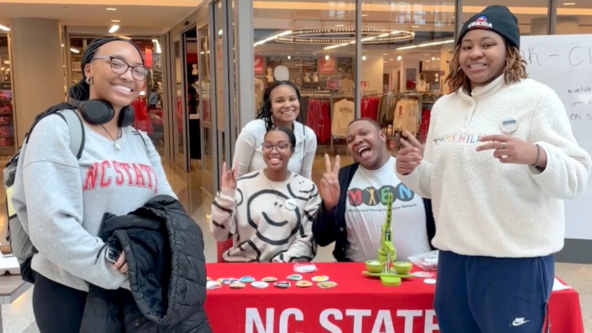 NCStateCED's tweet photo. Sophomore Evi Ng wanted to connect with organizations on campus designed for students of color when she first arrived at NC State. She found that in the Multicultural Youth Educators Network (MYEN). 

Read about her experience and involvement with MYEN. https://t.co/8Xis6knTjC https://t.co/1dyTq2q7RB