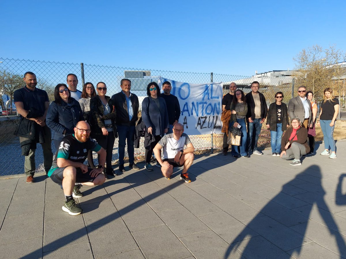 David_Calvo's tweet photo. Hoy hemos estado junto a las vecinas y vecinos del PAU de #Carabanchel a los que el Gobierno del PP les ha creado un problema donde no lo había. El Ayto de Madrid les va a instalar un cantón de limpieza en la puerta de sus casas, van a sufrir ruidos, olores y basura.
#Noalcanton https://t.co/Pf7uZjnByD