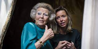 DonArturito's tweet photo. #weekvanhetgeld2023
De ambassadrices van de Week van Het Geld: "zuinig aan doen, jongelui!" https://t.co/DAN5X6MMhl