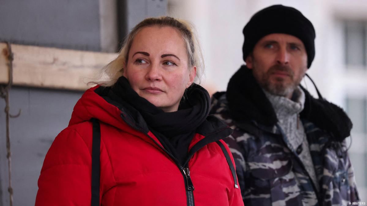 Прокуратура ФРГ провела обыск у пророссийских активистов - их подозревают в нарушении санкций ЕС. По данным Reuters, Елена Колбасникова и ее партнер Макс Шлунд собирали средства на радиооборудование для военных РФ. За нарушение санкций в Германии грозит до пяти лет тюрьмы