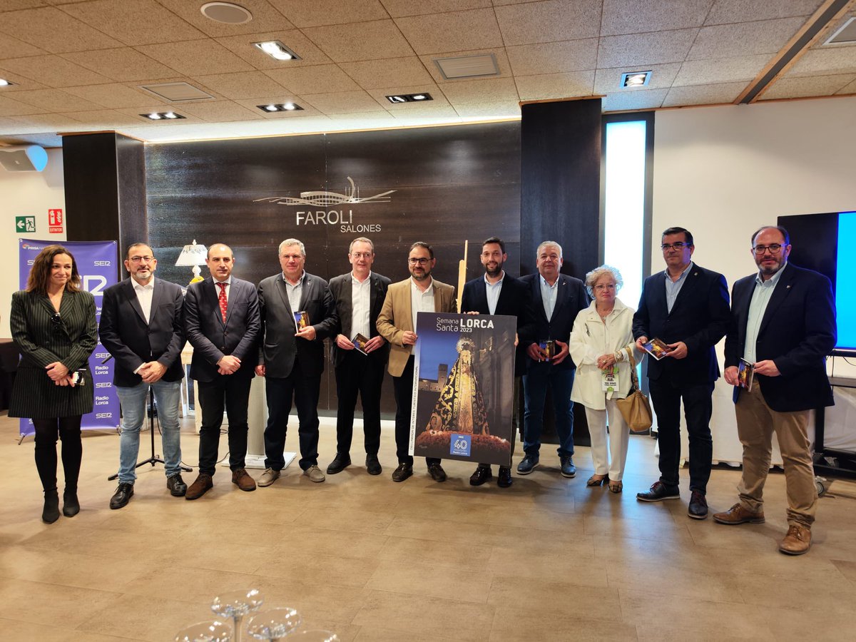 PasoBlanco_3's tweet photo. 📻 Enhorabuena uno año más a  @SER_Lorca por su guía de Semana Santa de Lorca.
Esta noche hemos asistido a la presentación de la edición del 2023. https://t.co/38zpcmTk56