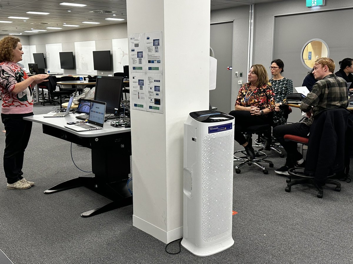 DrLaurenAyton's tweet image. Excited to launch our #mshs multidisciplinary student research project last night! @EyeandEarHosp surgeon Dr Rosie Dawkins leads @UniMelbDOVS, Audiology and Speech Pathology students in a discussion about #stickler syndrome. @UniMelbMDHS @BRT_LungGuy @DrKwangCham @KelleyGraydon