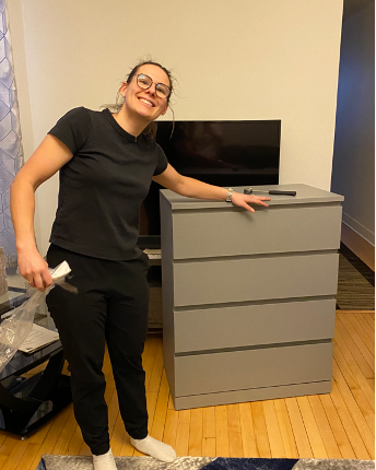 logifem's tweet image. Assembler des meubles peut parfois être un véritable défi. Merci à Sara et Melanie d&apos;avoir apporté leurs outils et d&apos;avoir aidé Michele, l&apos;une de nos résidentes, à s&apos;installer dans son nouveau chez-soi. Elle a enfin des commodes !!! 🔨 👚 
#logifem #logement