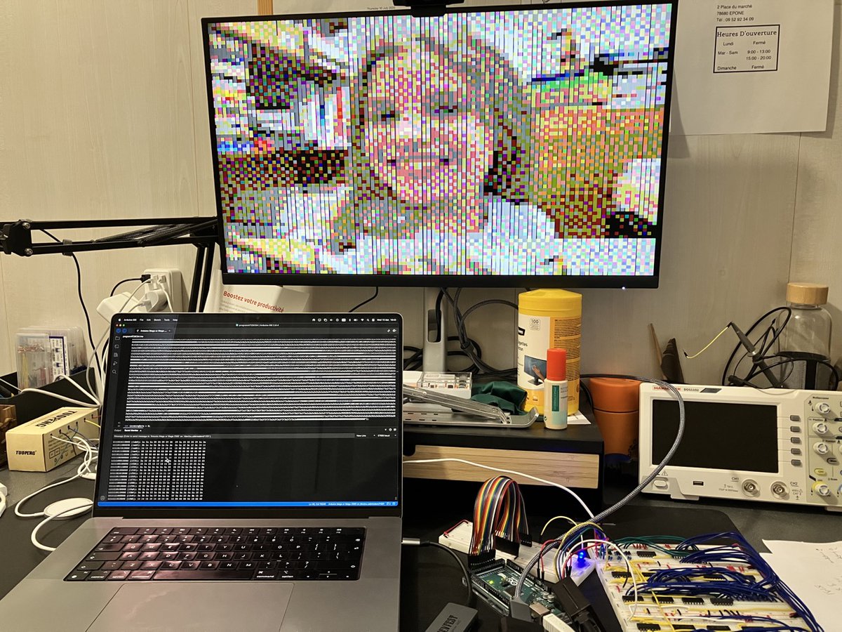 olivierhuber's tweet photo. Voici ma fille en 100x75 pixels sur ma dernière création: une carte graphique #VGA toujours sur #breadboard ⚡️
Dans le même esprit #pédagogique que pour mon ordinateur #8bit et toujours dans les pas de @beneater, attendez-vous à la retrouver dans une conf prêt de chez vous ;) https://t.co/UAGmhUAkl1