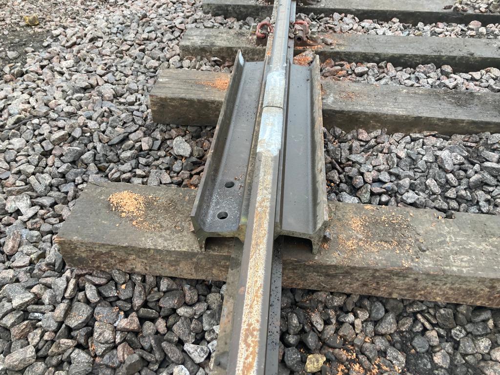 507stre's tweet photo. The mark of a military railway engineer is effecting temporary repairs to return network to traffic with what materials are at hand. A temporary fishplate made from rail and dogspikes on Ex Austere Stallion.
#railwaysoldier #platelayer
@8EngrBde @Proud_Sappers @12_FS_Engr https://t.co/hpIZVjv434