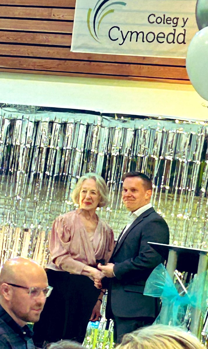 Very well deserved award for Supporting Learners goes to <a href="/CyCDigiWellbein/">CYC Digital Wellbeing</a> @ColegyCymoedd Staff Recognition Awards 2022-23 👏🏻👏🏻👏🏻👏🏻 #wellbeing #digital #wellbeing