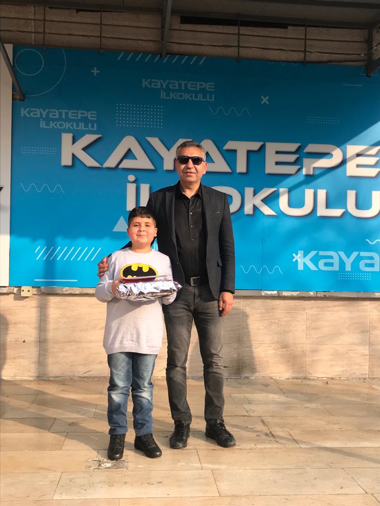 Türkiye genelinde yapilan resim yarismasinda dereceye giren 3. Sınıf öğrencimiz Okul Müdürümüz tarafindan ödüllendirildi.
<a href="/AdemKoca46/">Adem Koca</a> <a href="/AdemSimsek33/">Adem ŞİMŞEK</a> <a href="/BaykalBasdemir/">Baykal BAŞDEMİR</a> <a href="/Nazmikendigelen/">Nazmi kendigelen</a> <a href="/kadir_karakus33/">kadir karakuş</a> @Arahmanakbuga02 <a href="/AkdenizilceMem/">Akdeniz İlçe Milli Eğitim Müdürlüğü</a>