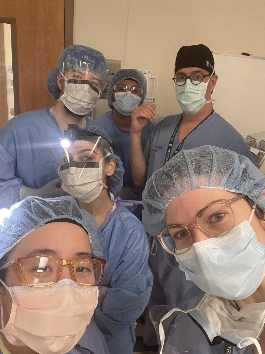 How many surgeons can you fit in an OR selfie? <a href="/UTSWSurgeryLife/">UTSW Surgery Residents</a> team TASC cases are the best cases 🔪🔪@eck405