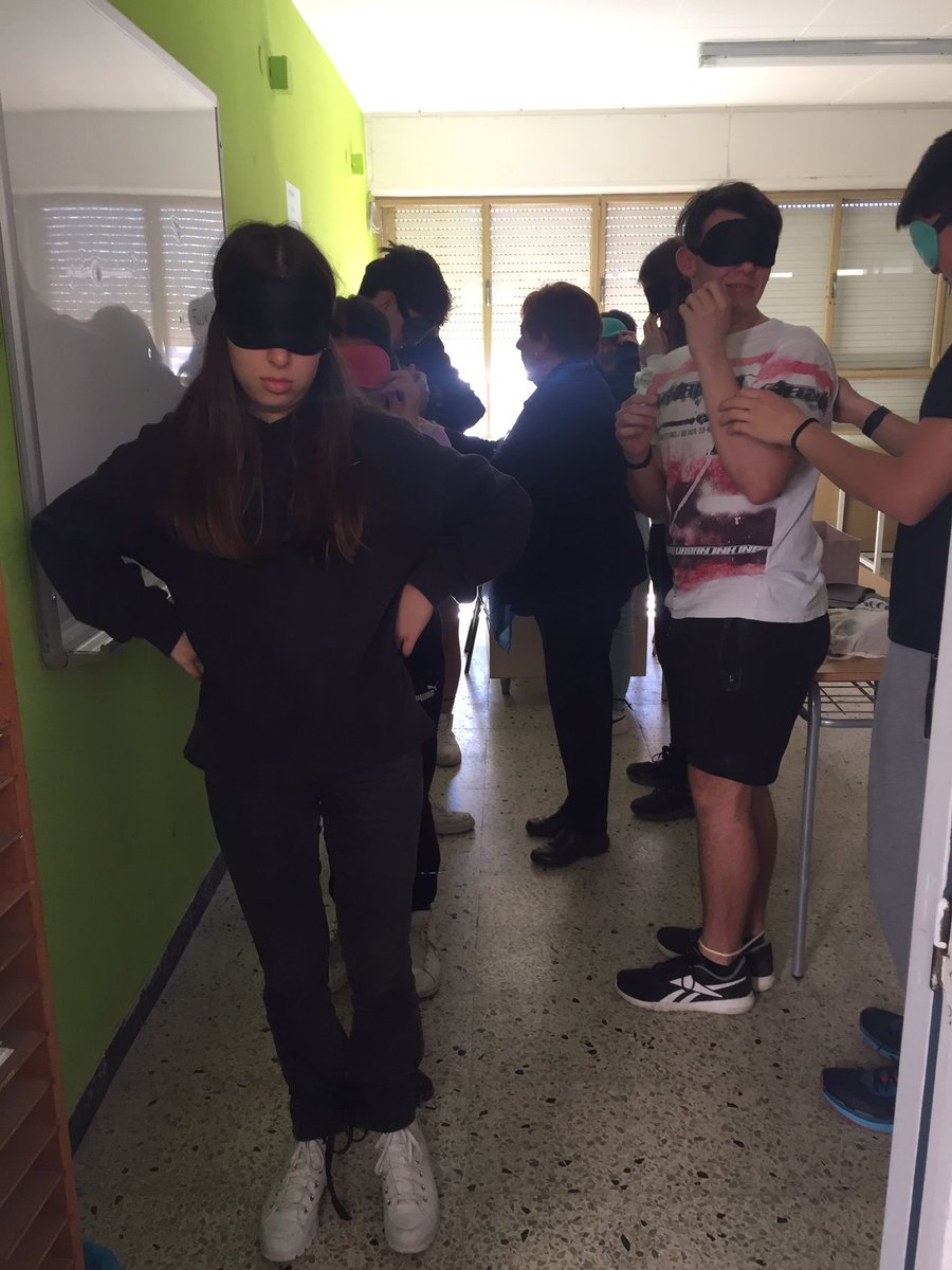 FEDACXarxa's tweet photo. A través de la simulació d’un procés de selecció de personal d’una empresa, els alumnes d’s4 han hagut de superar una cursa d’obstacles comparable a les dificultats de les persones refugiades en seu camí de recerca d’asil. #integració #convivència #eso #s4 #educació #cercant https://t.co/TiSJ1cKasz