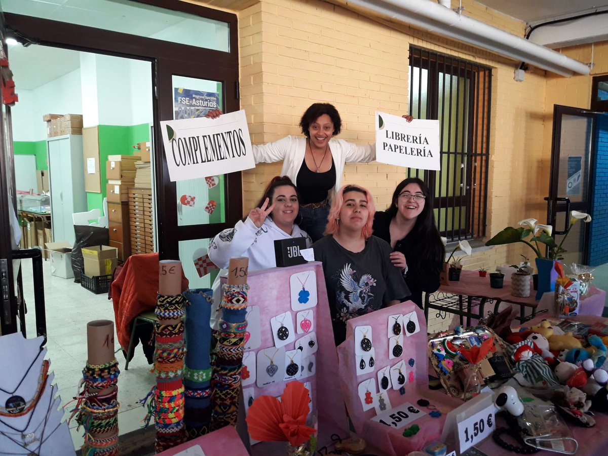 IES_mnndz's tweet photo. Mercadillo solidario en el Menéndez!! 🙌 https://t.co/Pty72FAV9O