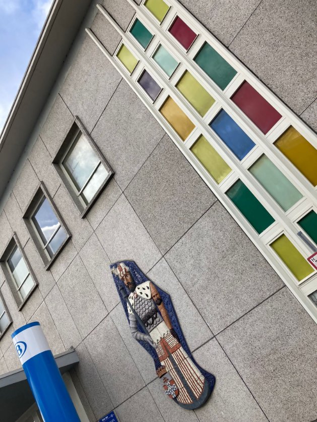 De_echte_Carlos's tweet photo. Over smaak valt wel degelijk te twisten.. 
#Ieper heeft echt wel het meest prachtige station van de #westhoek! 
#treinleven #brutalism ? #architectuur met mooie tegeltjes 
Tis maar da gulle t weten hè
@ToerismeIeper @StadIeper https://t.co/cMxfFWc2yS