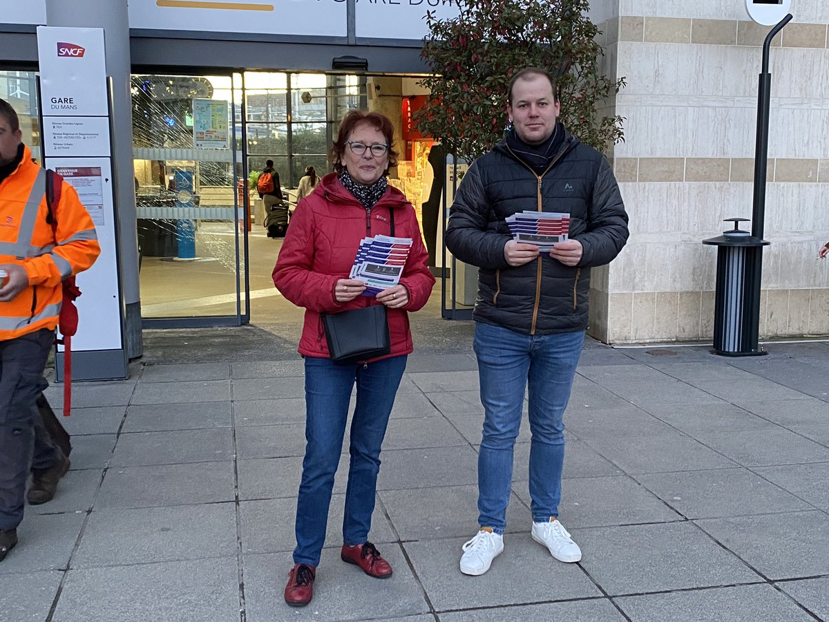 christinetaffo1's tweet photo. Merci à @DylanBenaud, aux camarades - présents ou pas sur les photos 😉 - pr avoir informé les voyageurs sur les augmentations de tarifs des TER &amp; des transports scolaires dont la Région a la charge. 
Une solution : moins de com, plus de moyens pr les ligériens. @printempsPDL https://t.co/XrNnyG4InS