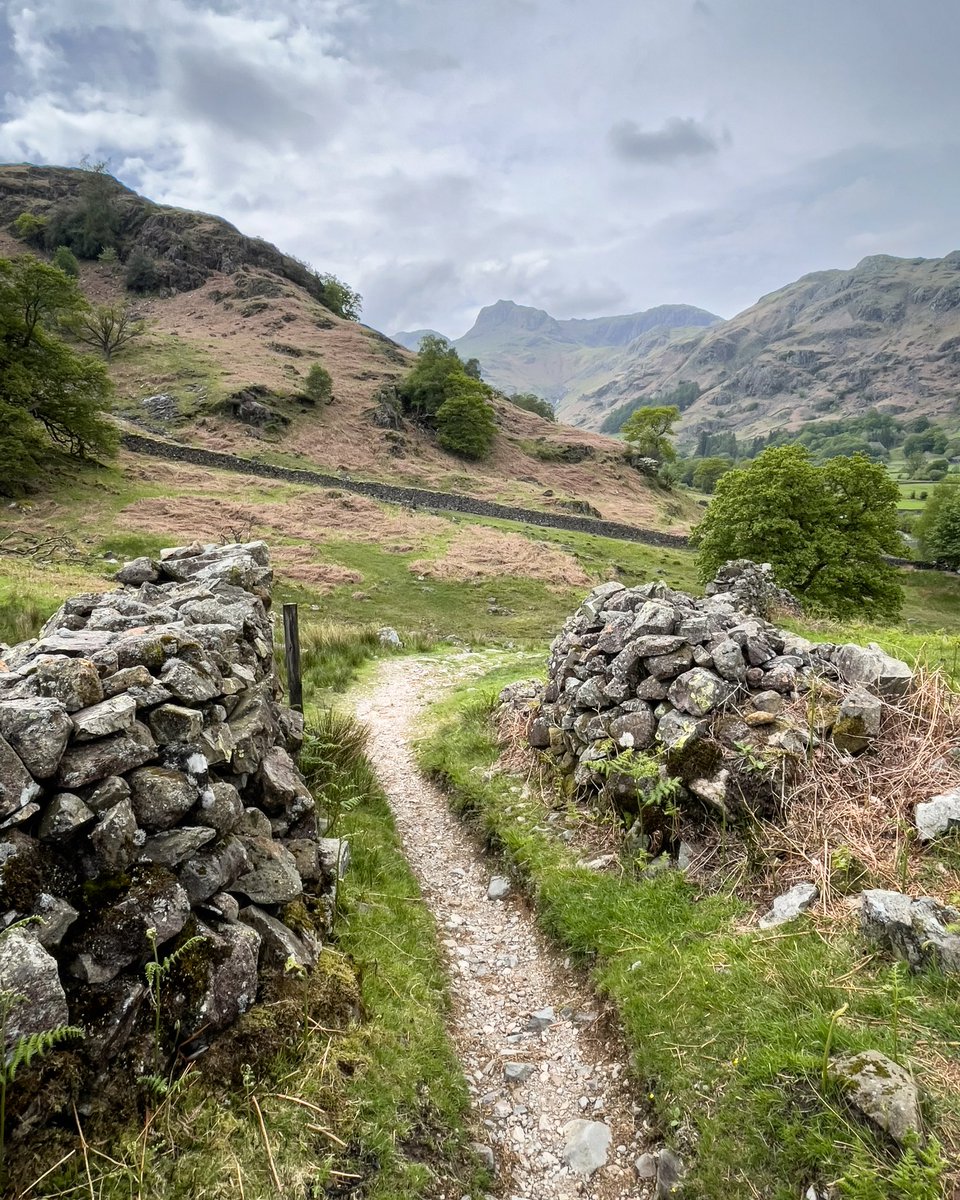 Heading towards the Langdale Pikes in Great Langdale along the Cumbria Way.

Taken during a mammoth 46 mile day (74km) between Ulverston and Keswick - Day 1 of my 2-day Cumbria Way hike last year. 👌🏼😀

#cumbria #cumbriaway #greatlangdale #LakeDistrict #hiking #adventure #trails